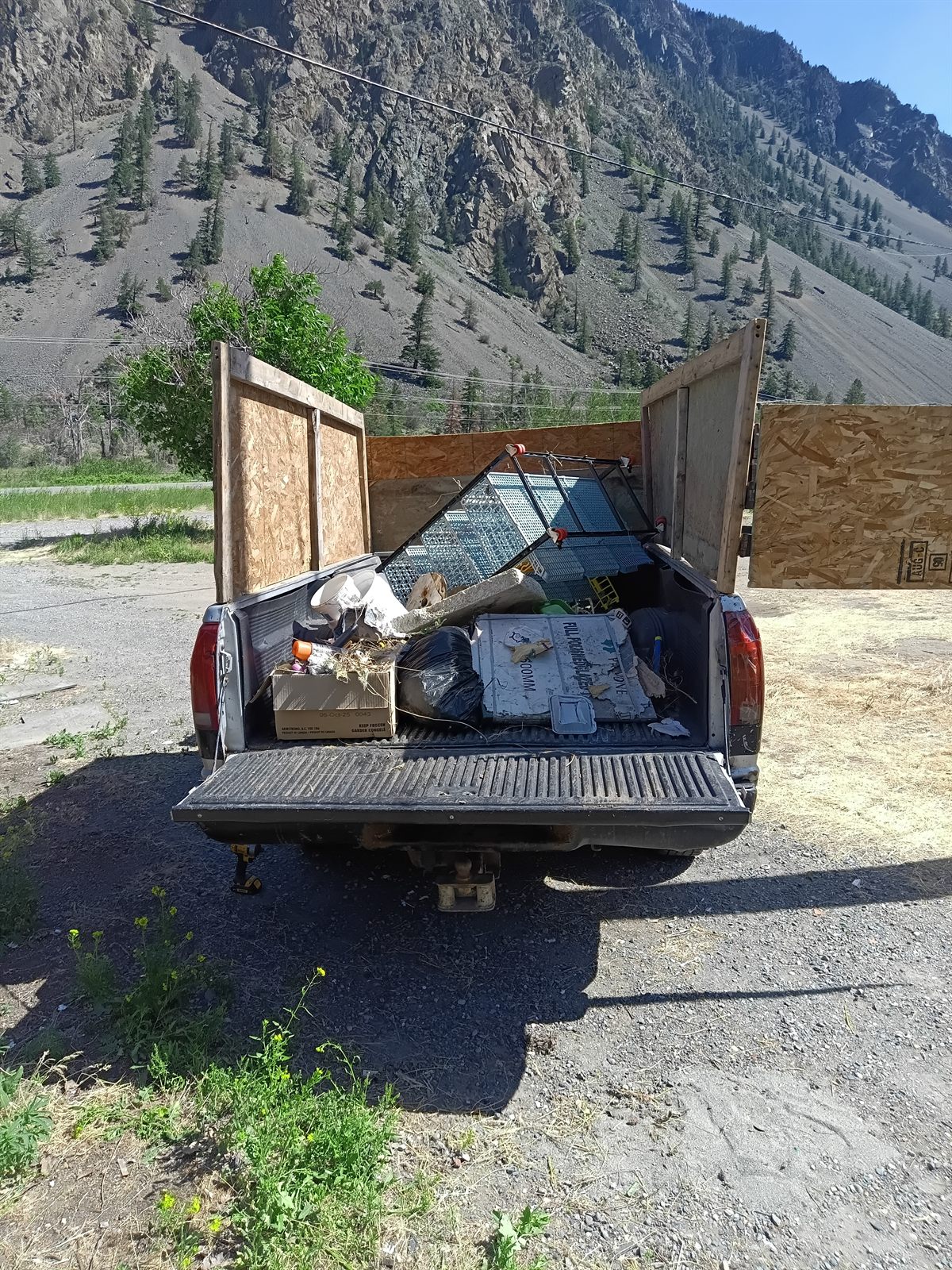 Example junk load in a pickup truck bed for load-size pricing
